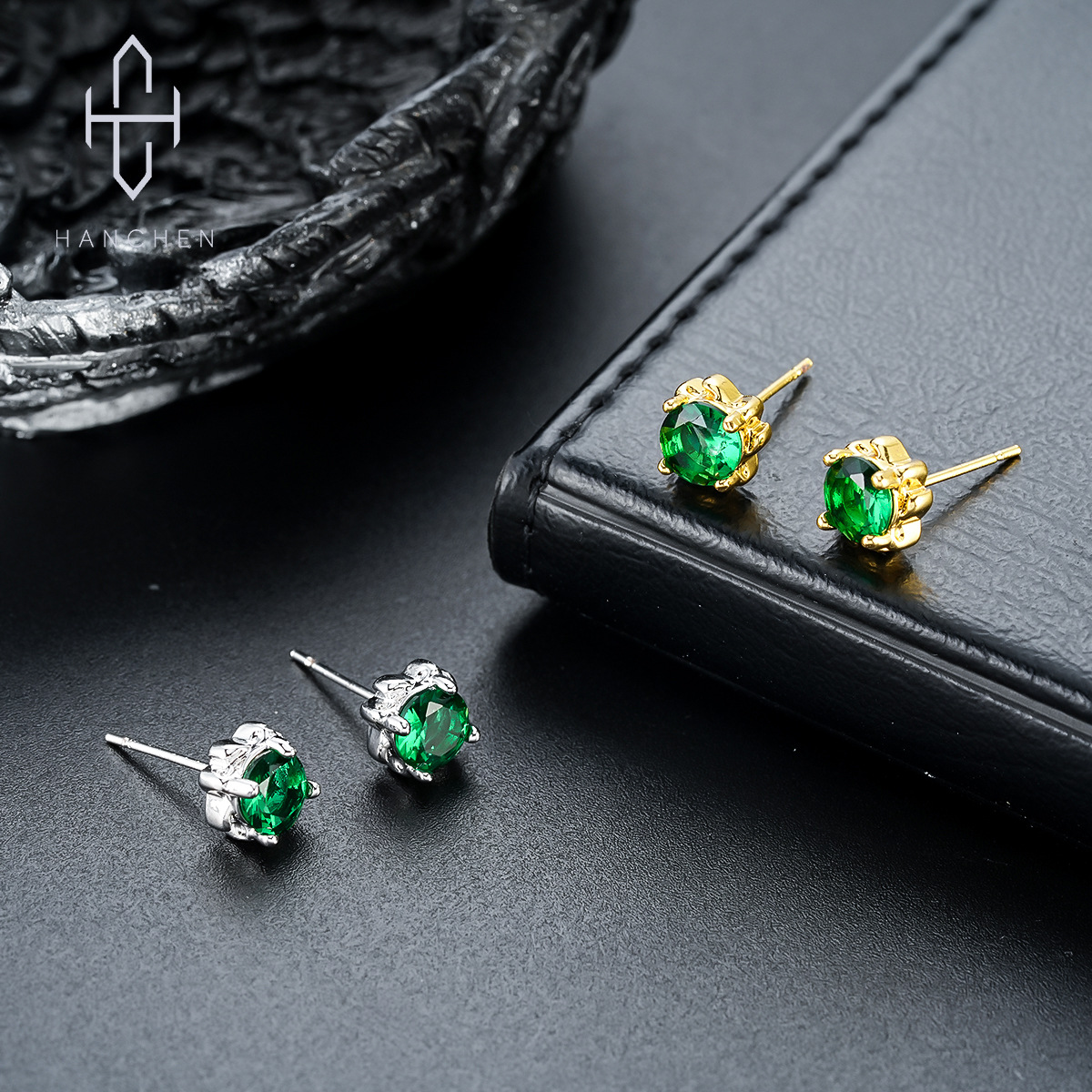 Diamond Stud Earrings - One pair, four-claw green diamond zircon