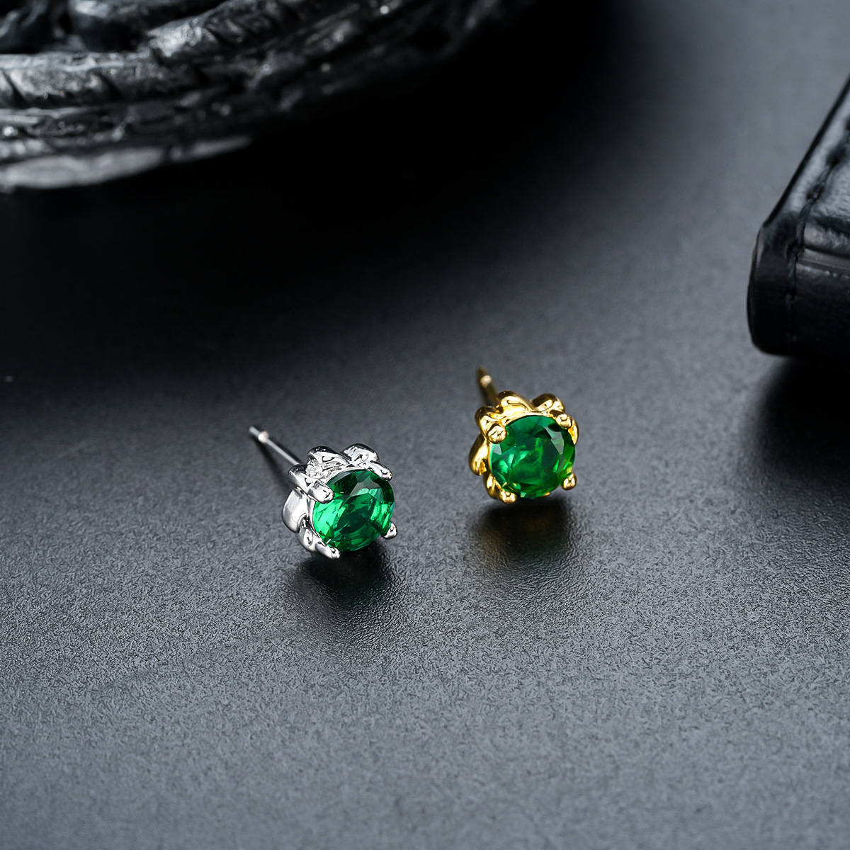 One pair, four-claw green diam - đánh giá và giá Diamond Stud Earrings